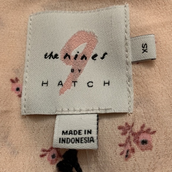 (XS)- The Nines by HATCH Sleeveless V-Neck Tank Top‎ - Picture 5 of 8